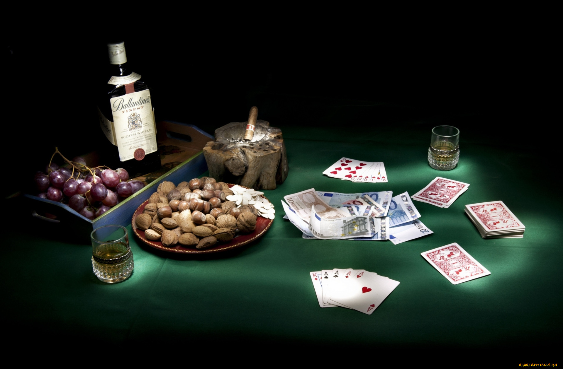 Карты деньги стол. Натюрморт Покер. Карточный стол. Покер и виски. Натюрморт с игральными картами.